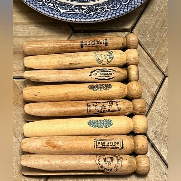 Vintage French Laundress, SET/8 Pins with ‘Blue Willow’ Cup and Saucer - Picture 3 of 3